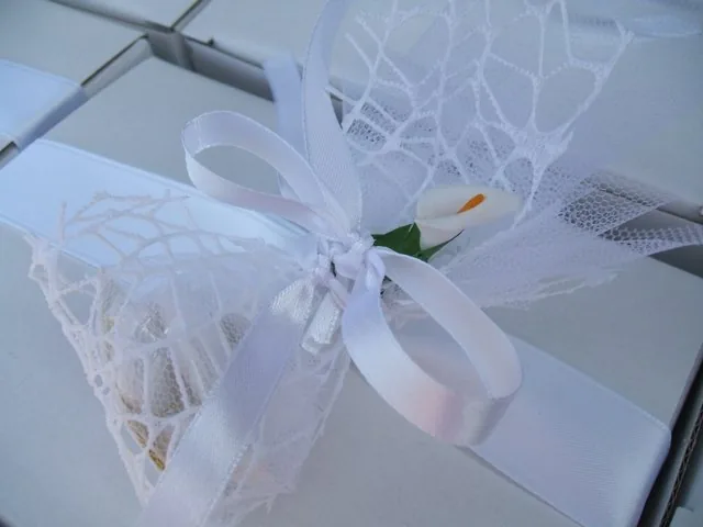 Bomboniera con confezione bianca e fiocco