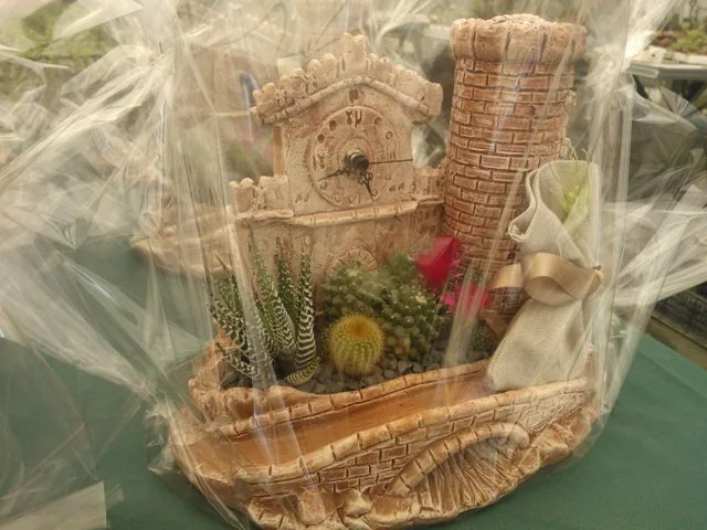 Composizione di piante grasse con vaso decorato a forma di torre